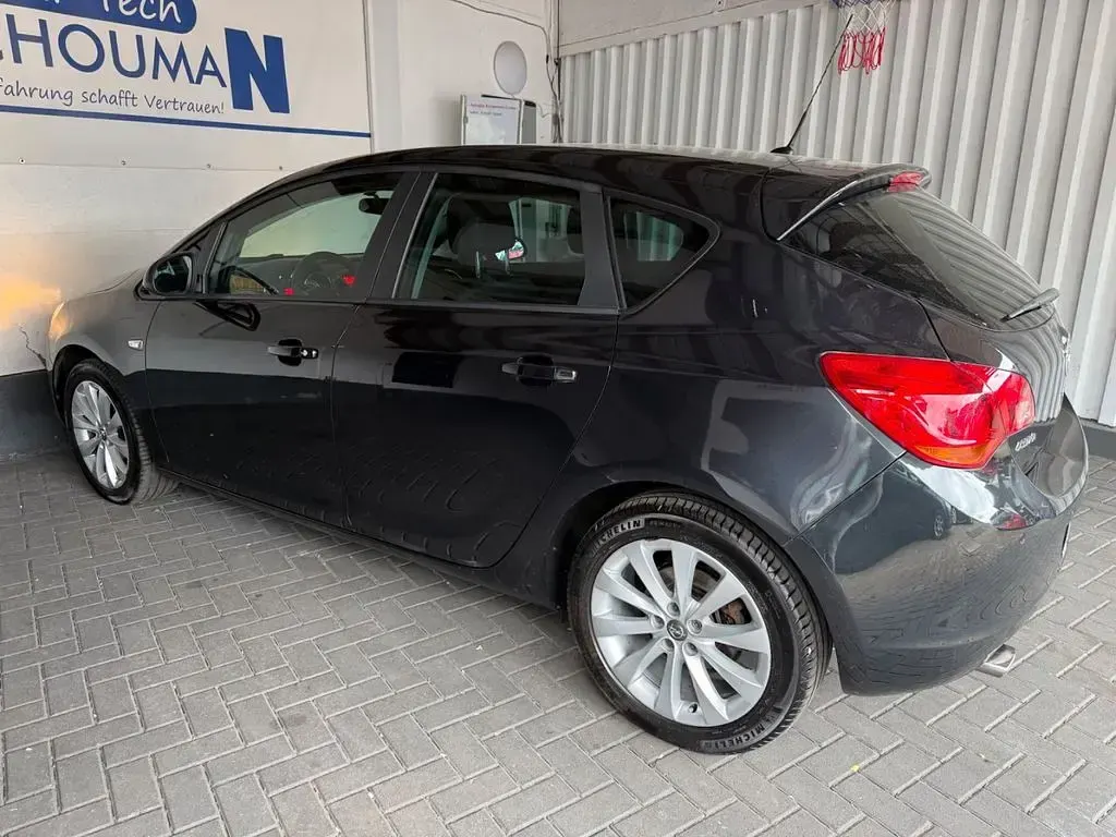 Gebraucht Opel Astra 140 PS (102 kW) 2012 Schwarz Limousine