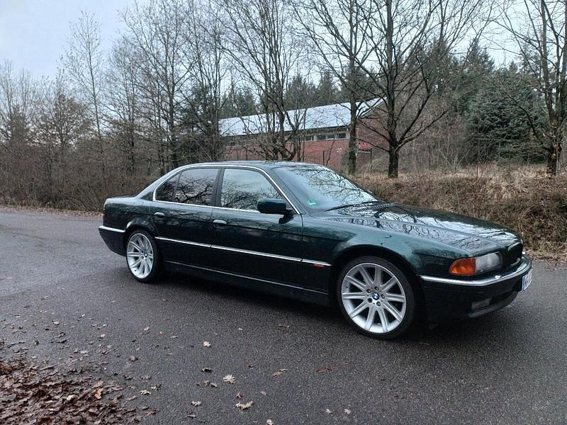 Grün Gebraucht 1996 BMW 735 Limousine | 9.150 € - Bild 1/4