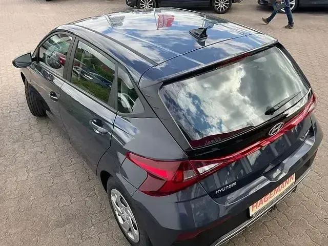Neu Hyundai i20 Comfort 79 PS (58 kW) 2025 Grau Limousine