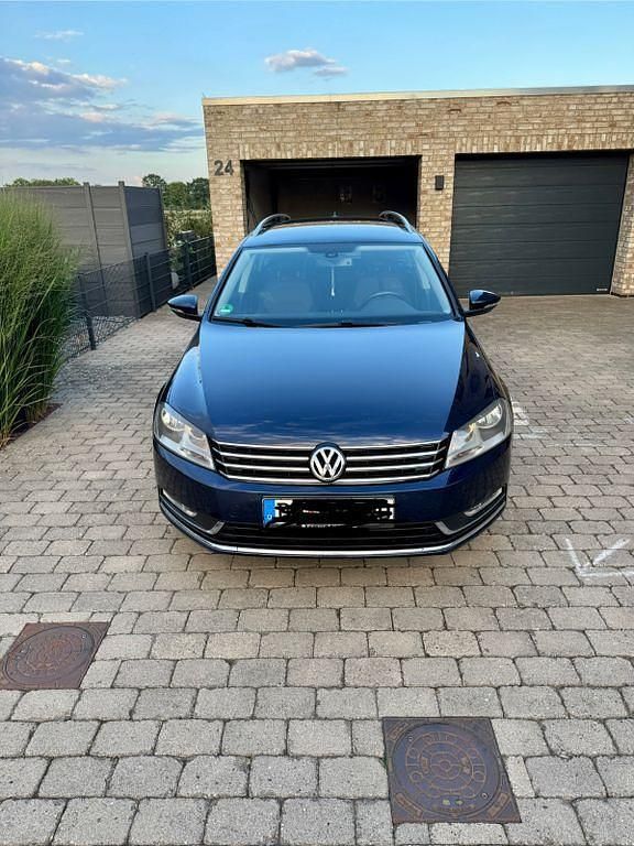 Blau Gebraucht 2011 VW Passat Comfortline Kombi | 9.999 € (Teuer) - Bild 1/4