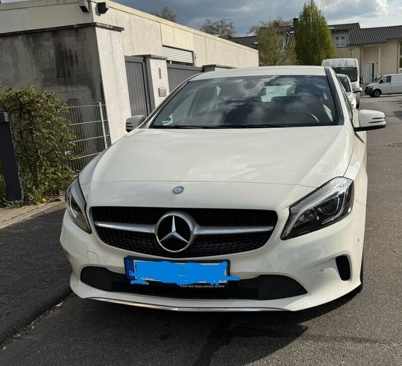 Weiß Gebraucht 2016 Mercedes A180 Urban Limousine | 15.350 € (Fairer Preis) - Bild 1/4