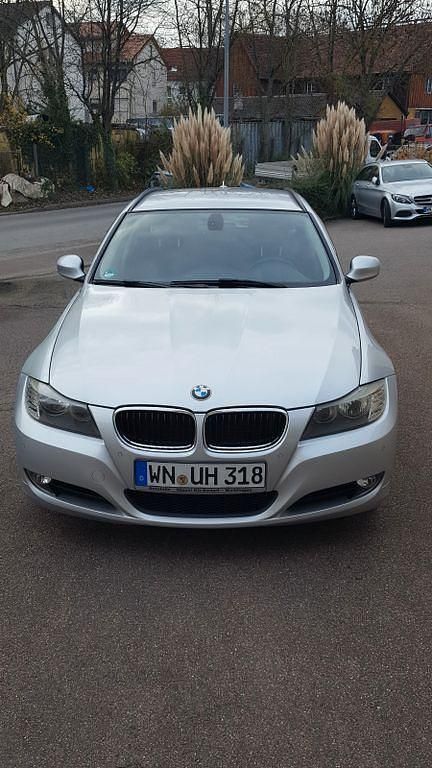 Silber Gebraucht 2012 BMW 318 Kombi | 4.700 € (Superpreis) - Bild 1/4