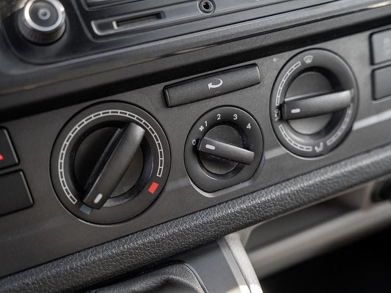 Gebraucht VW Transporter 102 PS (75 kW) 2019 Grün Van