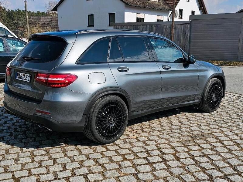 Grau Gebraucht 2018 Mercedes GLC250 AMG line SUV | 29.500 € (Fairer Preis) - Bild 1/4