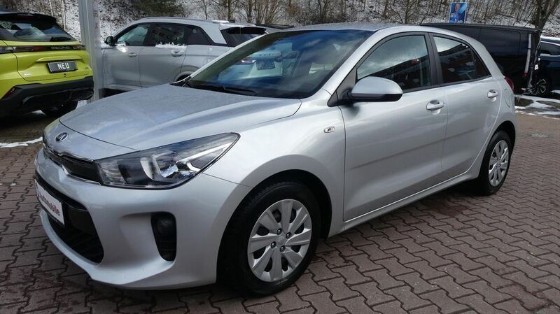 Grau (metallic) Gebraucht 2017 Kia Rio Edition 7 Limousine | 12.990 € (Fairer Preis) - Bild 1/4