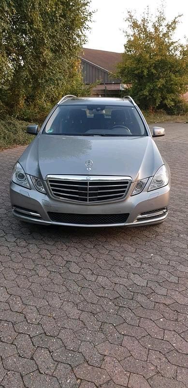 Gebraucht Mercedes E250 204 PS (150 kW) 2011 Grau Kombi