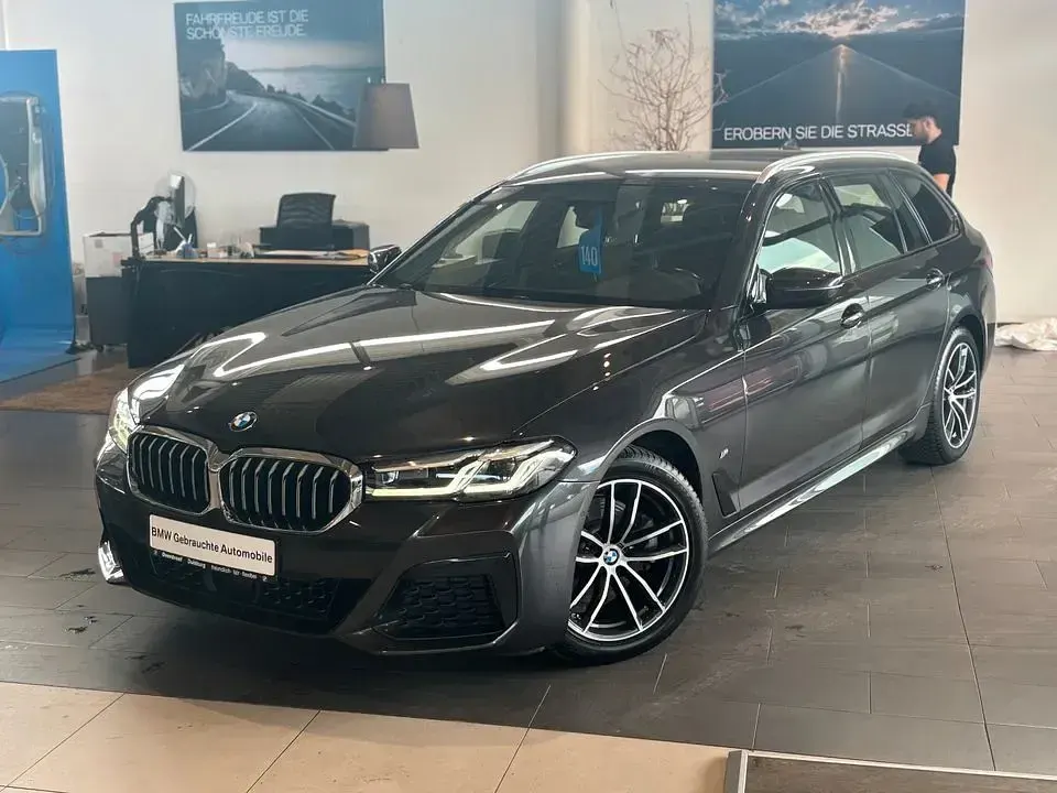 Gebraucht BMW 520 M Sport 190 PS (139 kW) 2023 Grau Kombi