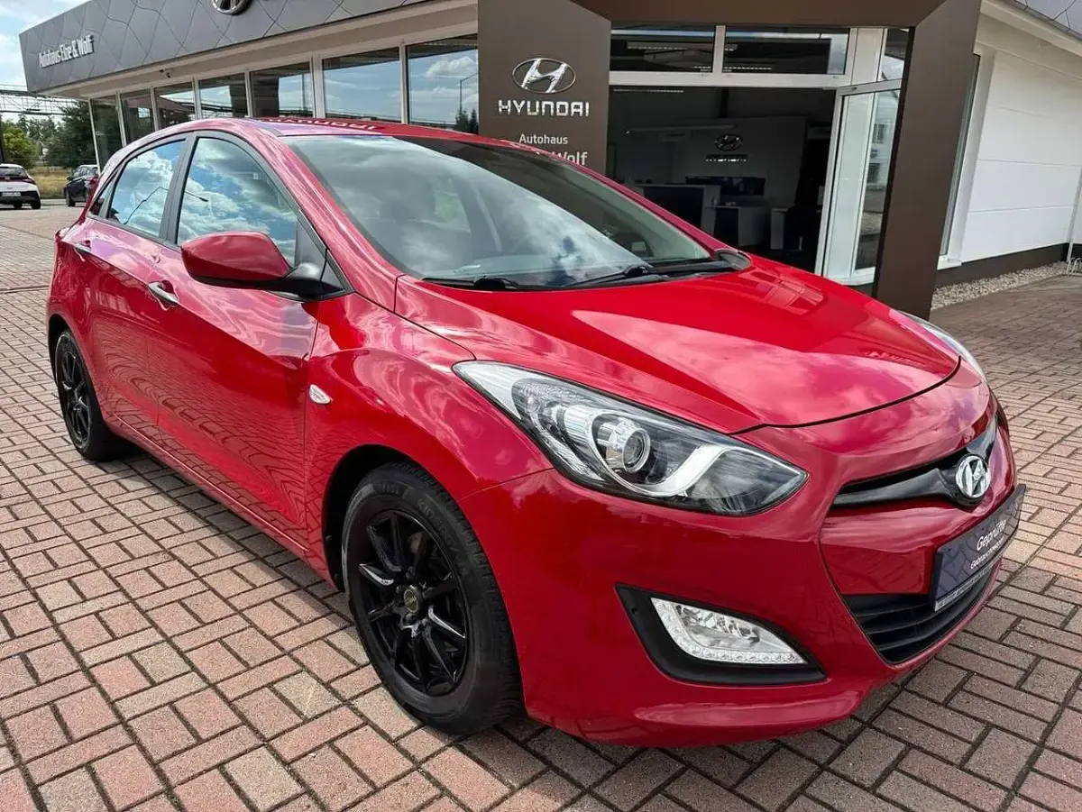 Gebraucht Hyundai i30 Classic 99 PS (72 kW) 2013 Cool red Limousine