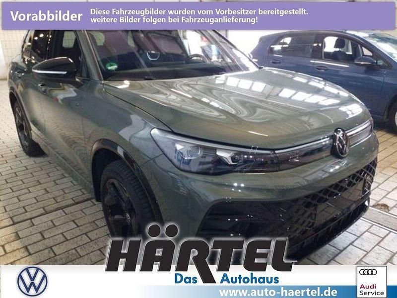 Cipressinogrün (green), metallic Gebraucht 2024 VW Tiguan Style SUV | 47.900 € (Fairer Preis) - Bild 1/4