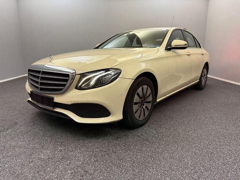 Beige Gebraucht 2021 Mercedes E200 Limousine | 15.499 € (Guter Preis) - Bild 1/4
