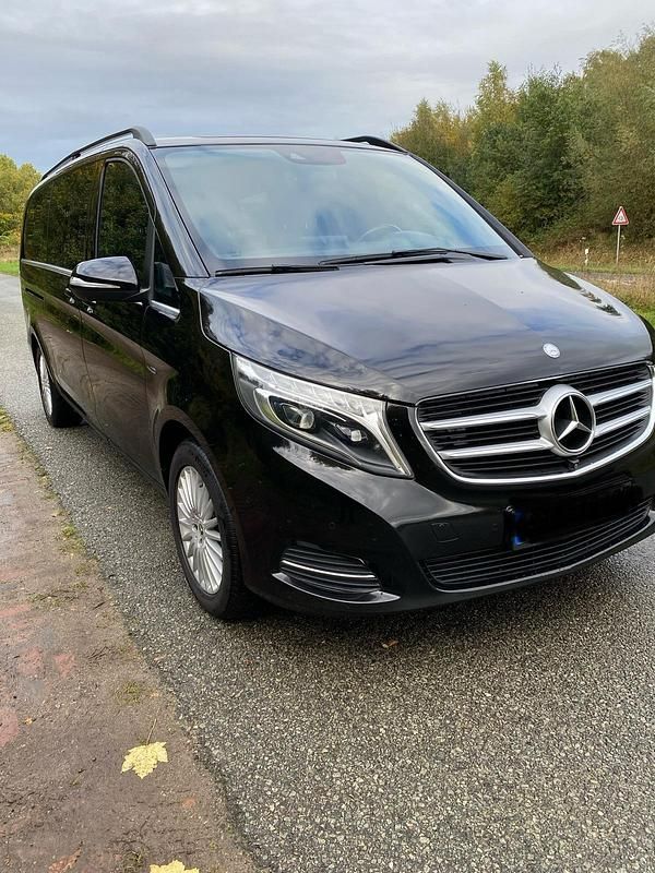 Schwarz Gebraucht 2016 Mercedes V250 Avantgarde Van / Kleinbus | 28.500 € (Teuer) - Bild 1/4