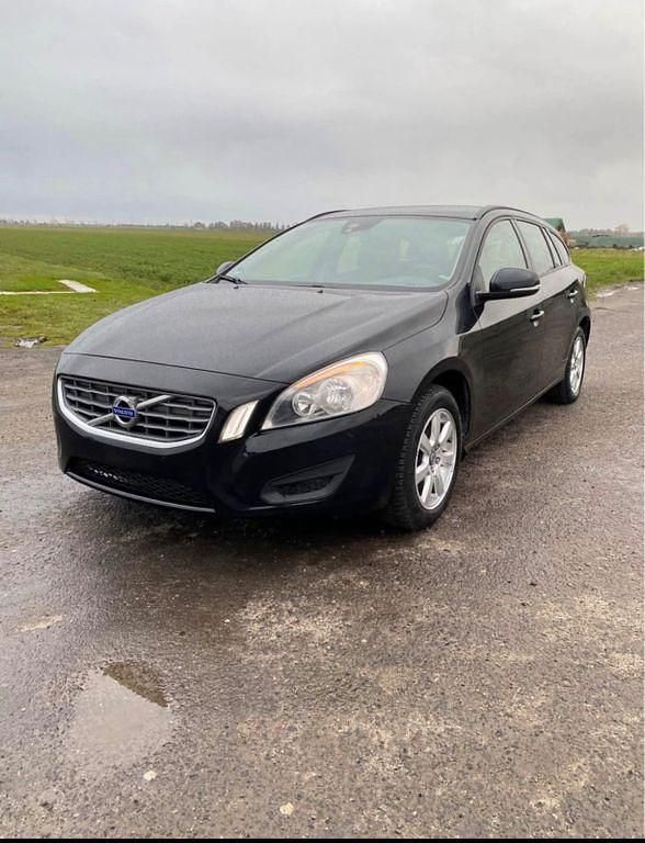Schwarz Gebraucht 2013 Volvo V60 Momentum Kombi | 6.000 € (Fairer Preis) - Bild 1/4