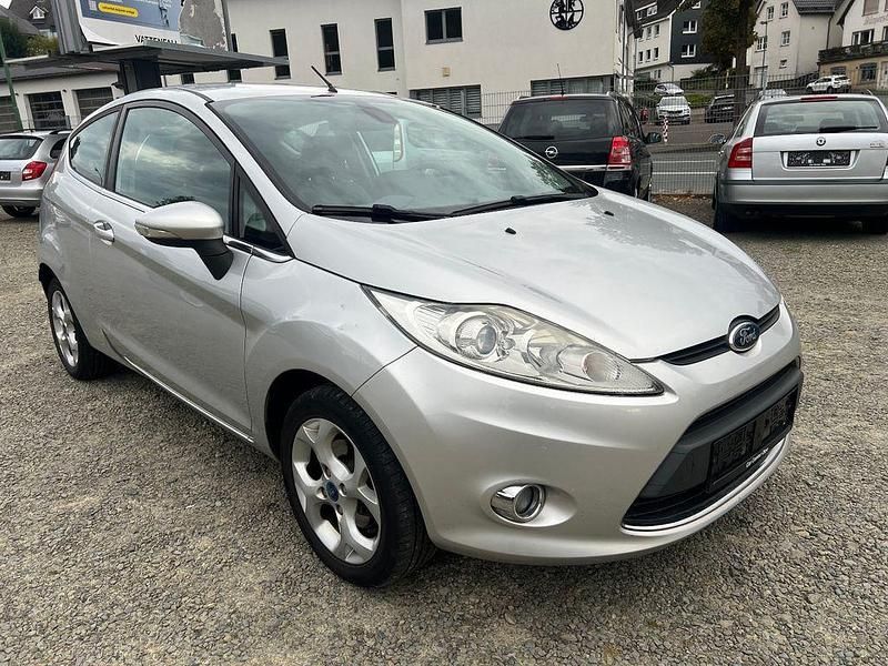 Gebraucht Ford Fiesta Titanium 82 PS (60 kW) 2011 Silber Kleinwagen