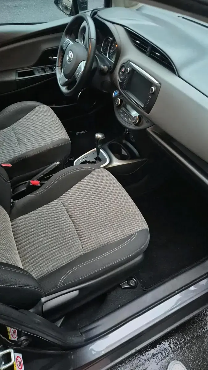 Gebraucht Toyota Yaris 100 PS (73 kW) 2016 Grau Kleinwagen