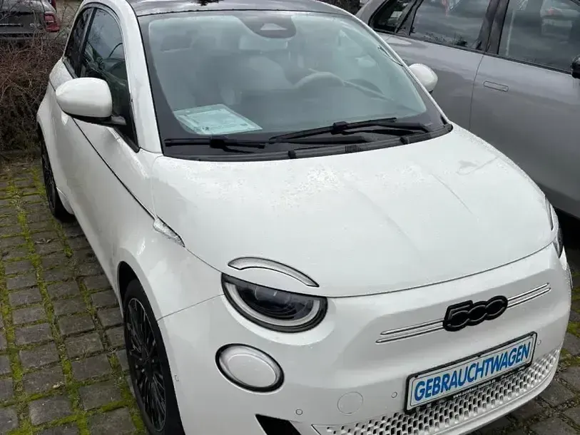Gebraucht Fiat 500e La Prima 86 kW (118 PS) 2023 Colore esterno (arktis weiß) Kleinwagen