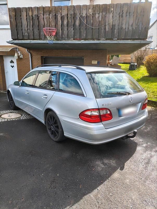 Gebraucht Mercedes E220 150 PS (110 kW) 2005 Silber Kombi