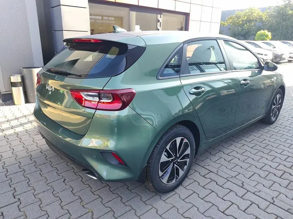 Neu Kia Ceed Gold 140 PS (102 kW) 2025 Grün Kleinwagen