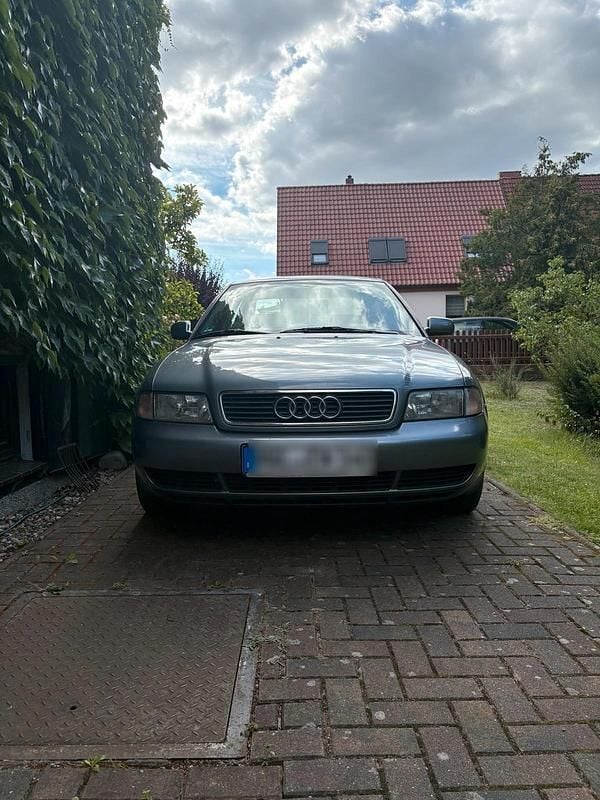 Grau Gebraucht 1998 Audi A4 Limousine | 999 € (Superpreis) - Bild 1/2