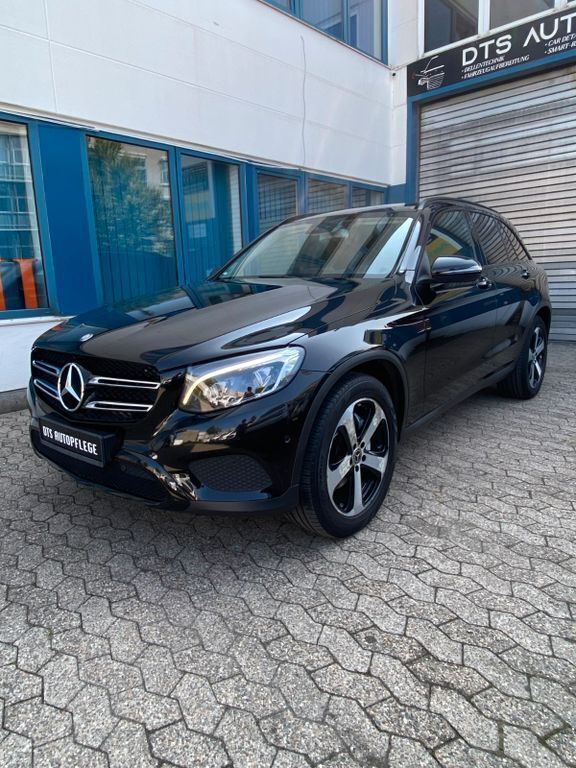 Schwarz Gebraucht 2017 Mercedes GLC220 Night SUV | 21.700 € (Fairer Preis) - Bild 1/4