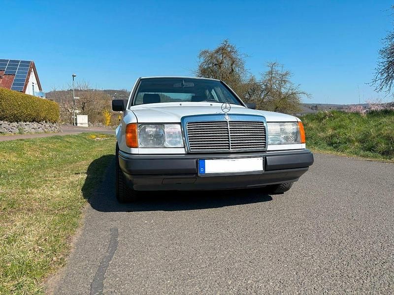 Second-hand Mercedes E260 160 CP (117 kW) 1987 Alb Berlinǎ