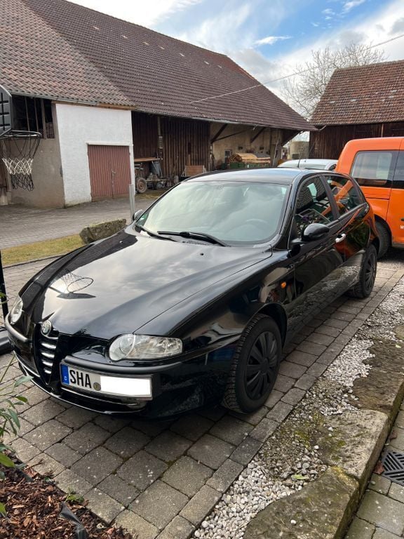 Schwarz Gebraucht 2002 Alfa Romeo 147 Distinctive Kleinwagen | 2.000 € (Fairer Preis) - Bild 1/4