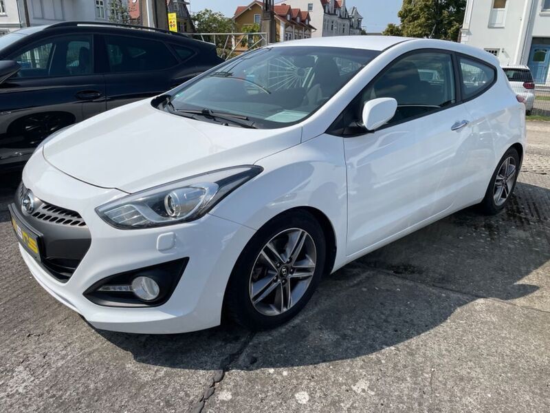 Polar white / sol Gebraucht 2016 Hyundai i30 Style Coupé | 11.390 € (Etwas zu teuer) - Bild 1/4
