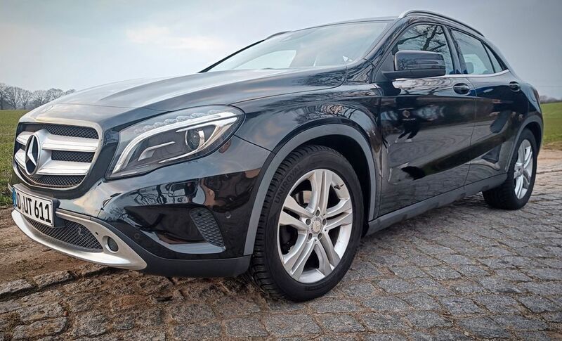 Schwarz Gebraucht 2015 Mercedes GLA200 Urban SUV | 16.499 € (Fairer Preis) - Bild 1/4