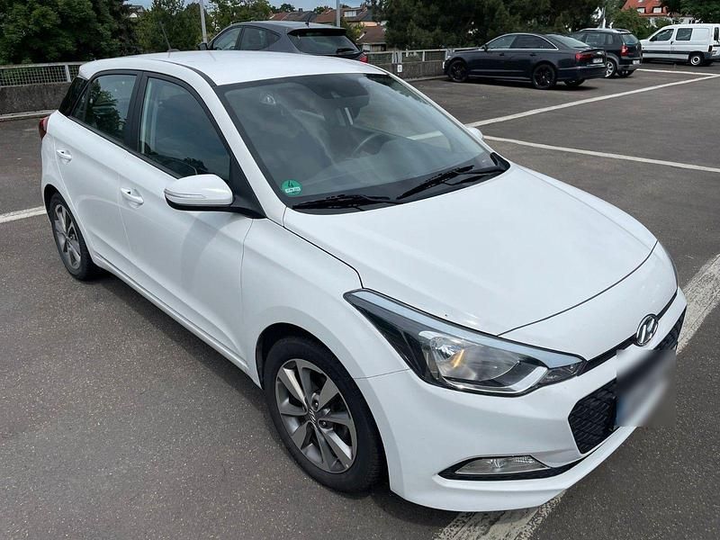 Gebraucht Hyundai i20 101 PS (74 kW) 2017 Weiß Kleinwagen
