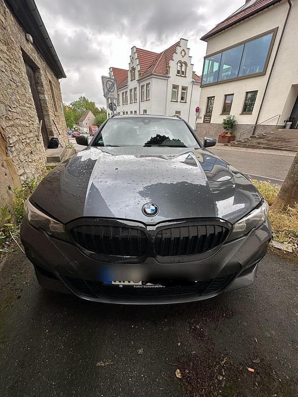 Grau Gebraucht 2021 BMW 320 Kombi | 22.500 € (Superpreis) - Bild 1/4