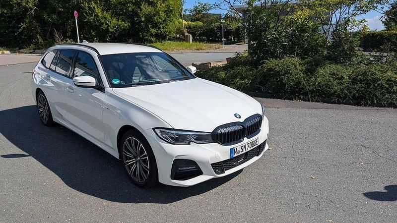 Weiß Gebraucht 2021 BMW 330e Sport Line Kombi | 29.490 € (Fairer Preis) - Bild 1/4