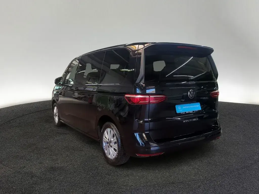 Gebraucht VW Multivan Life 150 PS (110 kW) 2024 Deep black perleffekt Van / Kleinbus