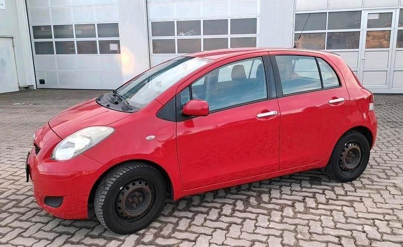 Gebraucht Toyota Yaris 69 PS (50 kW) 2011 Rot Kleinwagen