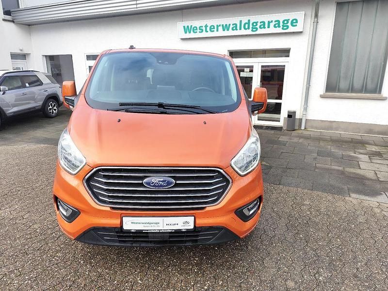 Gebraucht Ford Tourneo Titanium 150 PS (110 kW) 2023 Orange Van / Kleinbus