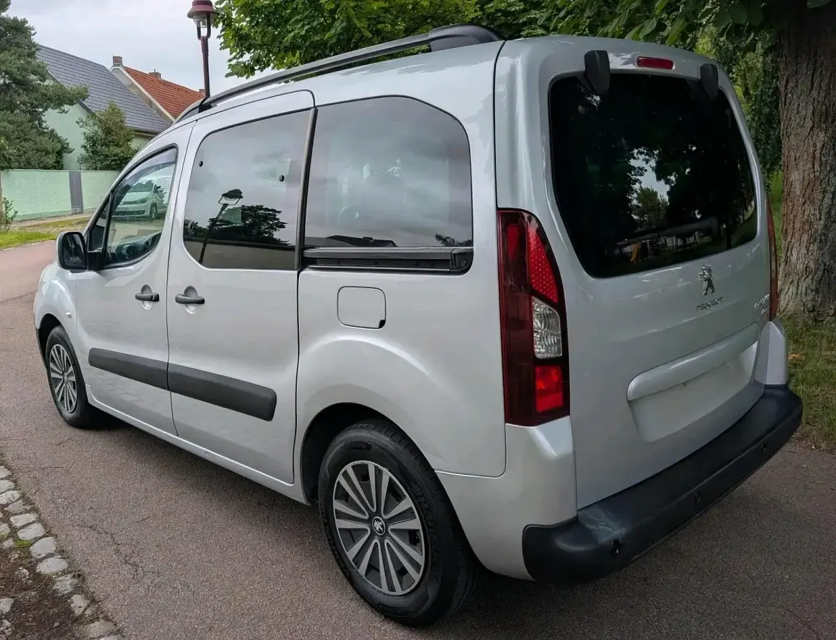 Gebraucht Peugeot TePee Active 92 PS (67 kW) 2013 Silber Limousine