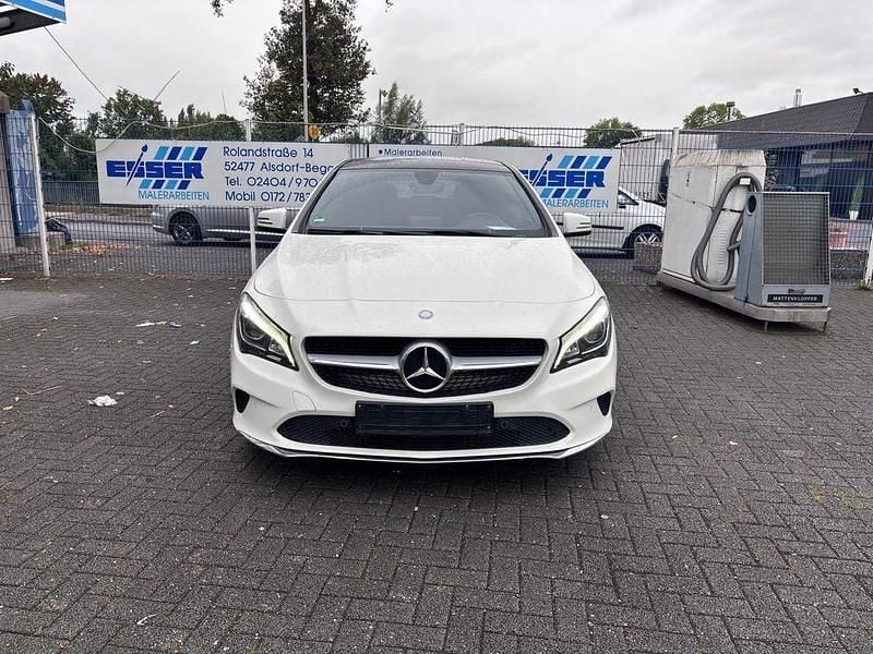Weiß Gebraucht 2017 Mercedes CLA200 Shooting Brake Kombi | 12.900 € (Guter Preis) - Bild 1/4