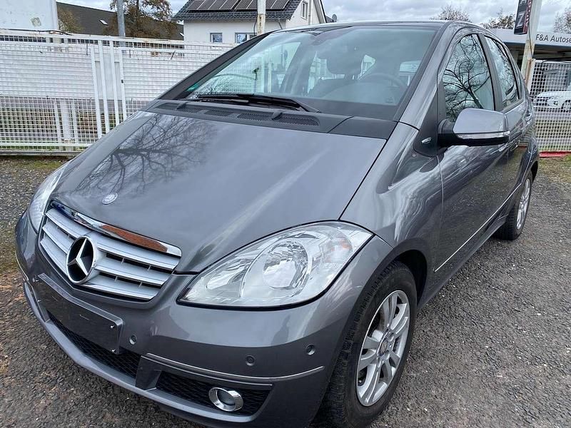 Gebraucht Mercedes A180 116 PS (85 kW) 2011 Mountaingrau  met. (metallic) Kleinwagen