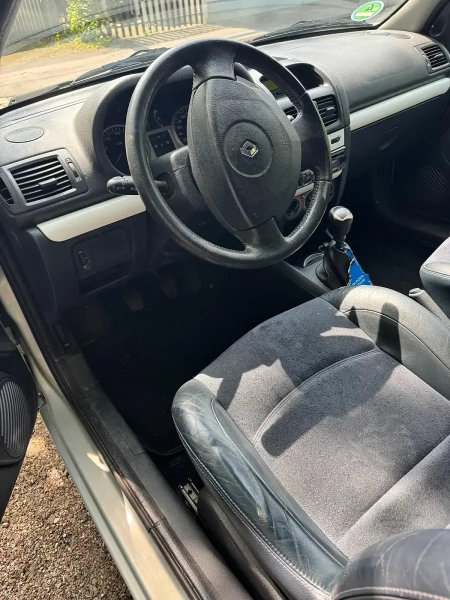 Używany Renault Clio II Authentique 75 KM (55 kW) 2003 Srebrny Hatchback