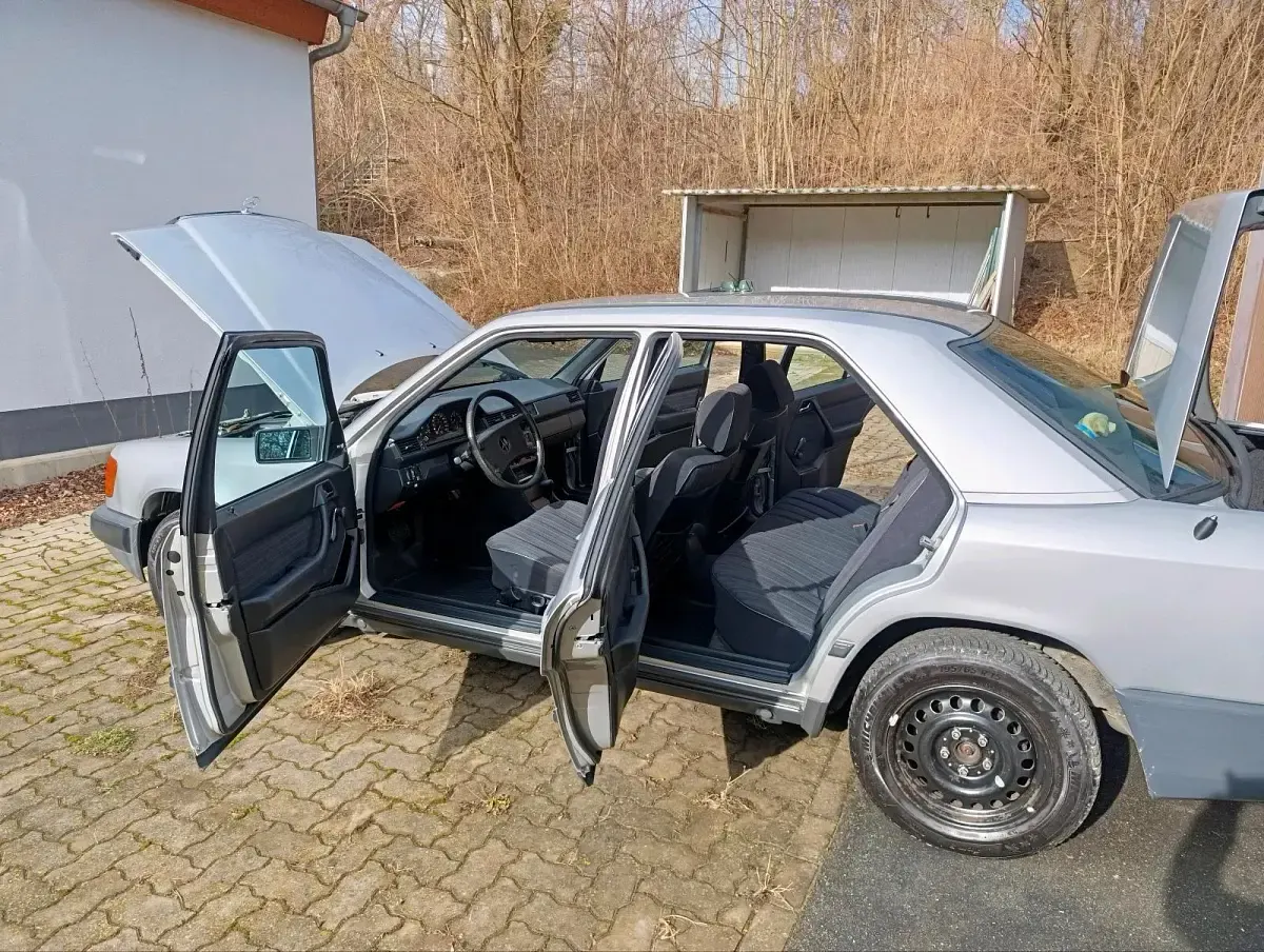 Gebraucht Mercedes E260 160 PS (117 kW) 1989 Silber Limousine