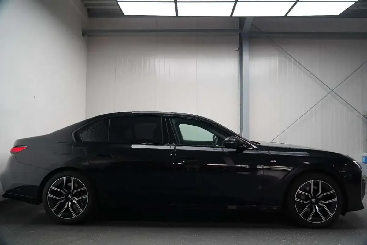 Gebraucht BMW 740 M Sport 299 PS (219 kW) 2024 Schwarz Limousine