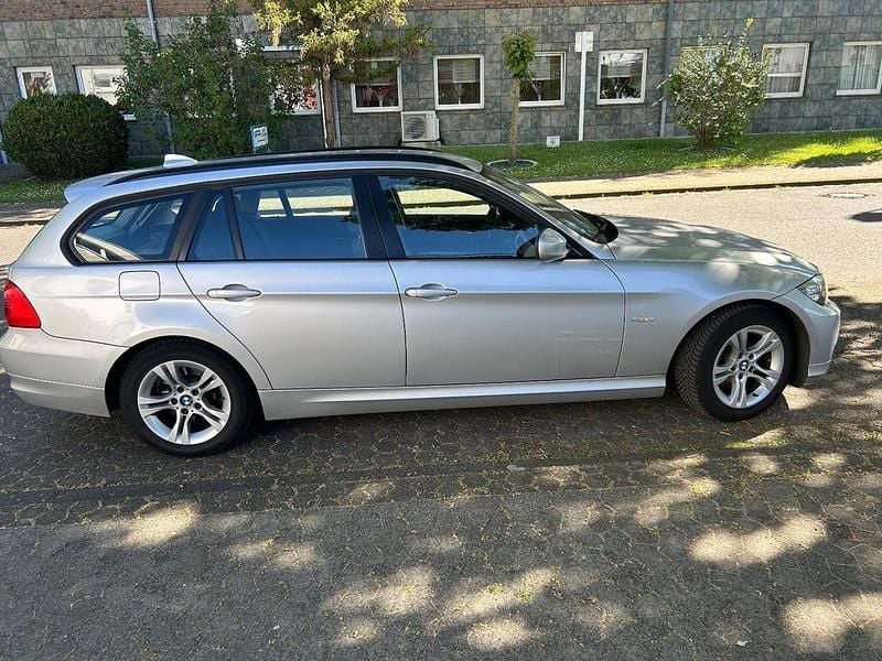Silber Gebraucht 2011 BMW 318 Kombi | 3.500 € (Superpreis) - Bild 1/4