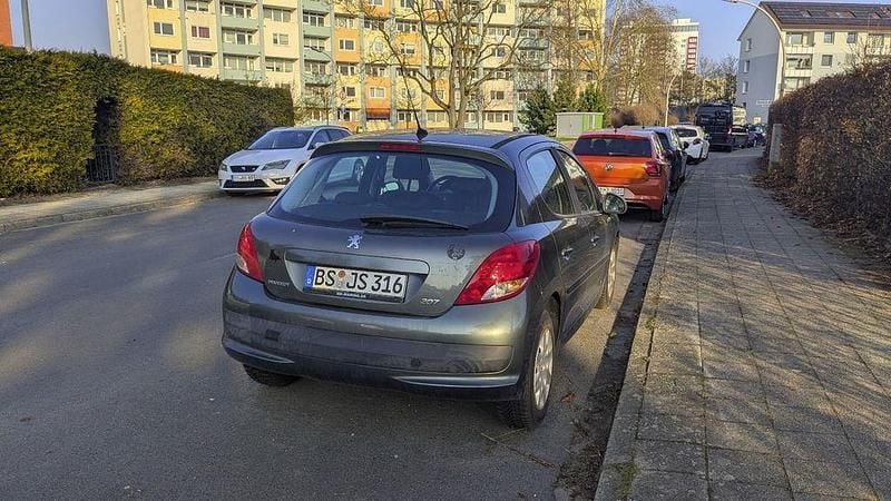 Gebraucht Peugeot 207 Tendance 95 PS (69 kW) 2010 Grau Limousine