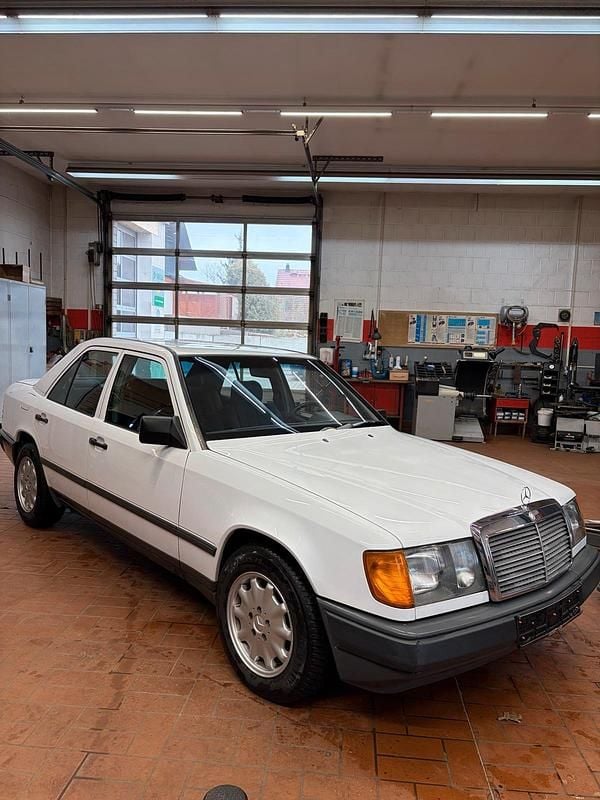 Gebraucht Mercedes E200 118 PS (86 kW) 1988 Weiß Limousine
