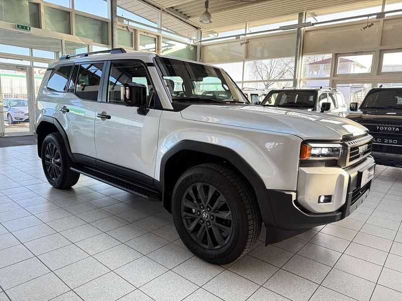 Neu Toyota Land Cruiser Lounge 205 PS (150 kW) 2026 089  pearlwhite mica SUV