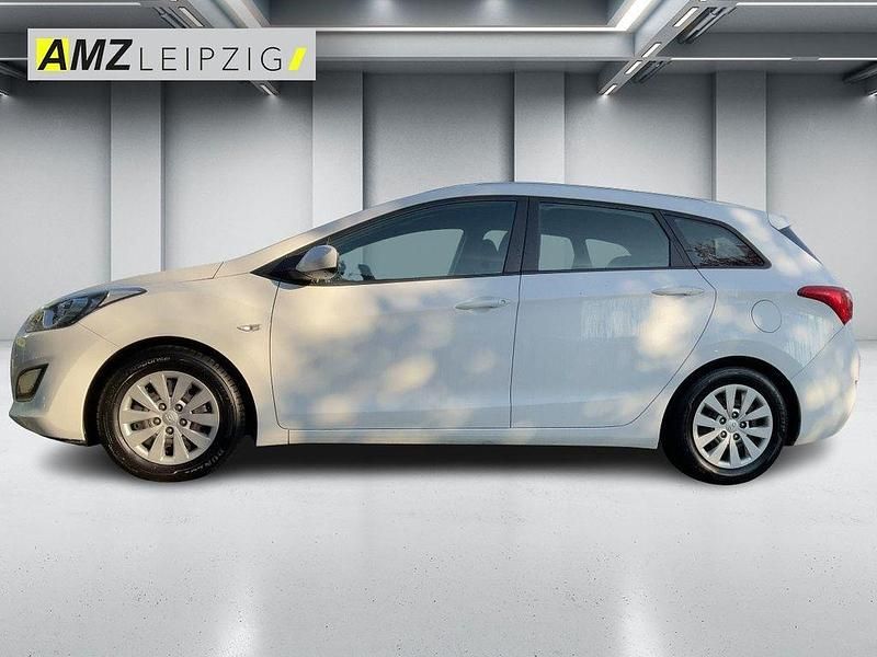 Gebraucht Hyundai i30 Classic 101 PS (74 kW) 2017 Polar white / sol Kombi