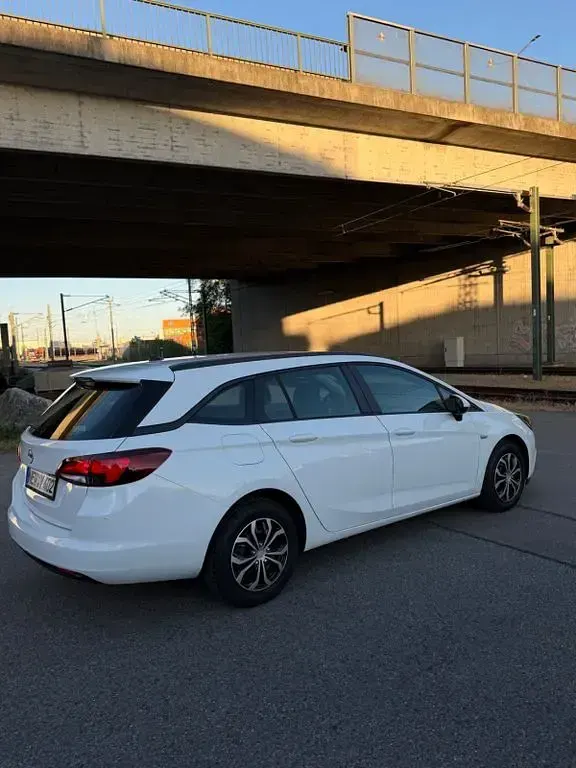 Używany Opel Astra Edition 110 KM (80 kW) 2019 Biały Kombi