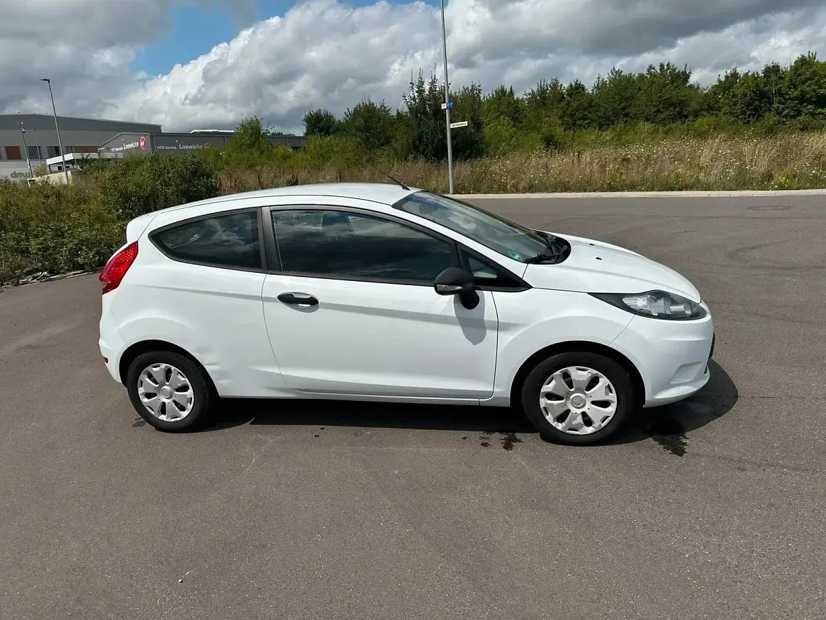 Gebraucht Ford Fiesta 59 PS (43 kW) 2012 Weiß Kleinwagen