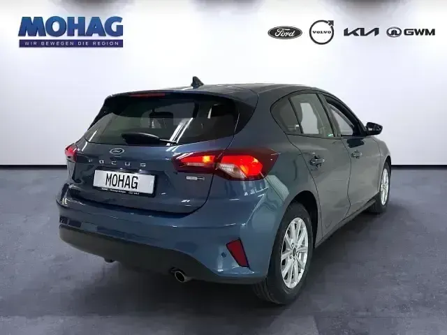 Używany Ford Focus Cool & Connect 125 KM (91 kW) 2022 Niebieski Sedan/Limuzyna