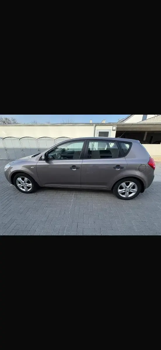 Używany Kia Ceed 109 KM (80 kW) 2009 Beżowy Hatchback