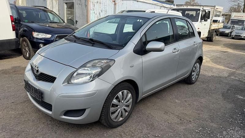 Gebraucht Toyota Yaris Cool 69 PS (50 kW) 2011 Silber Kleinwagen