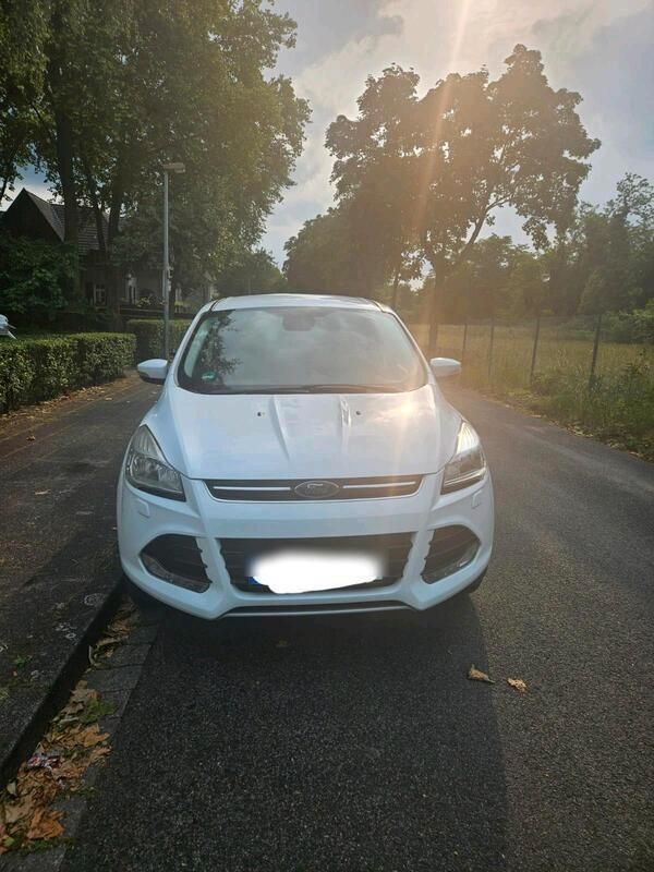 Weiß Gebraucht 2016 Ford Kuga SUV | 13.000 € (Fairer Preis) - Bild 1/4